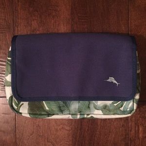 Like new! Tommy Bahama cosmetics case